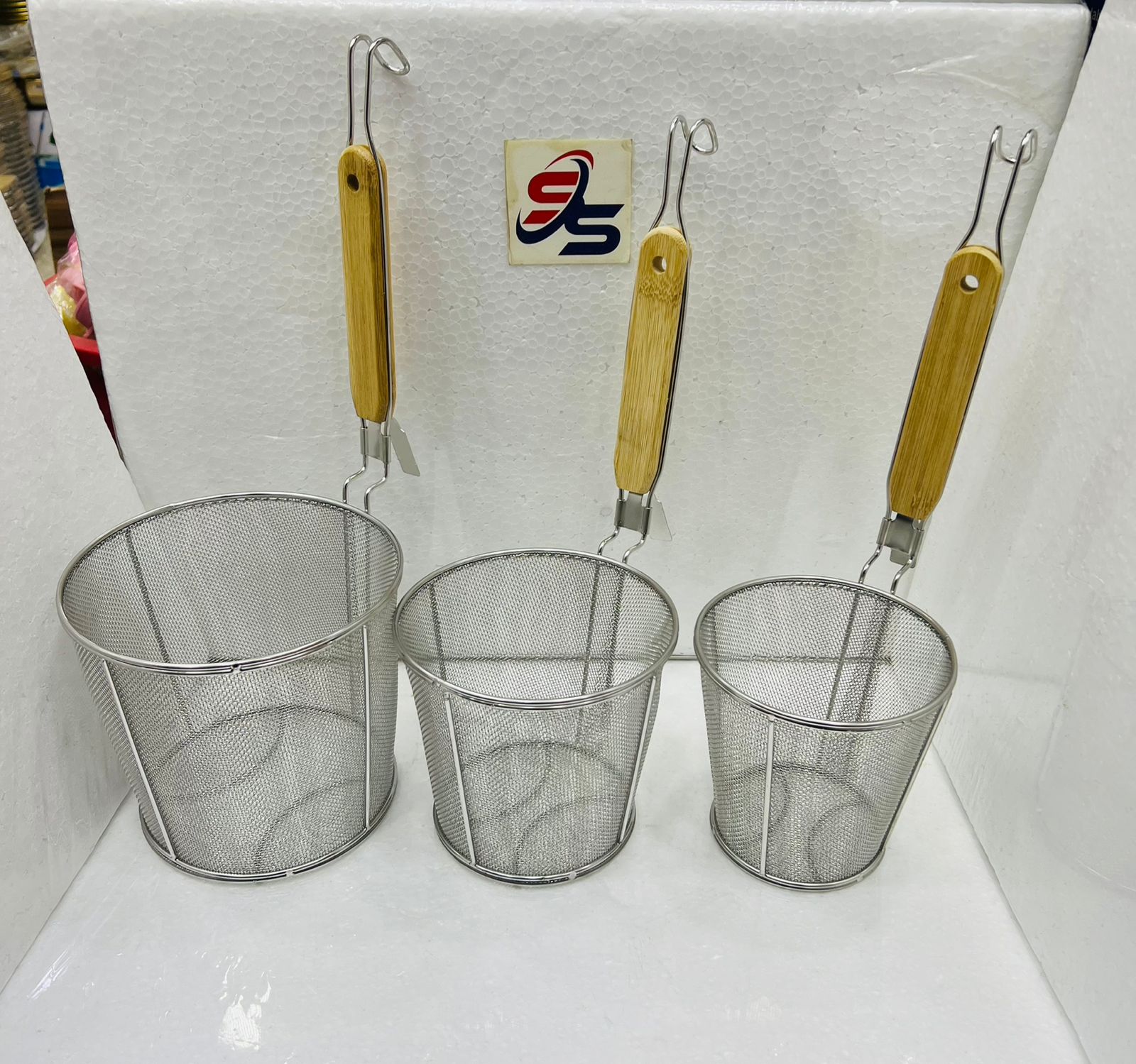 Stainless Steel Kitchen Strainer With Wooden Handle, Frying Food Colander With Long Handle, Potato Chef Colander Tool Frying, French Fries Basket, Kitchen Noodles Fried Strainer, Wire Fine Mesh Oil Strainer