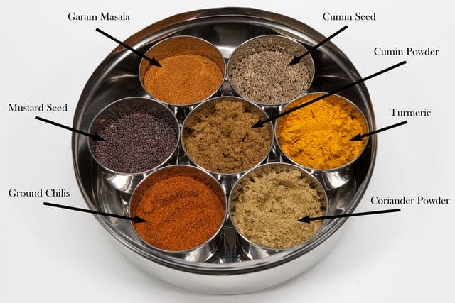 7 Grid Steel Spice Box With Spoon, Kitchen Household Masala Dabba, Stainless Steel Seasoning Box, Round Spice Jar with Transparent Lid, Multifunctional And Elegant Spice Box