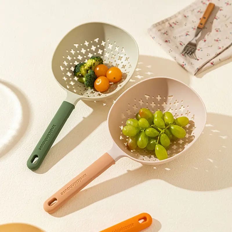 Hollow Soup Spoon, Large Leaky Spoon Filter, Silicone Portable Straining Noodle Spoon, Household Dumpling Filtering Drain Scoop, Heat Resistant Boiled Noodles Leaky Net Cooking Utensils Tool, Simple Scoop Baking Filtering Handle Spoon