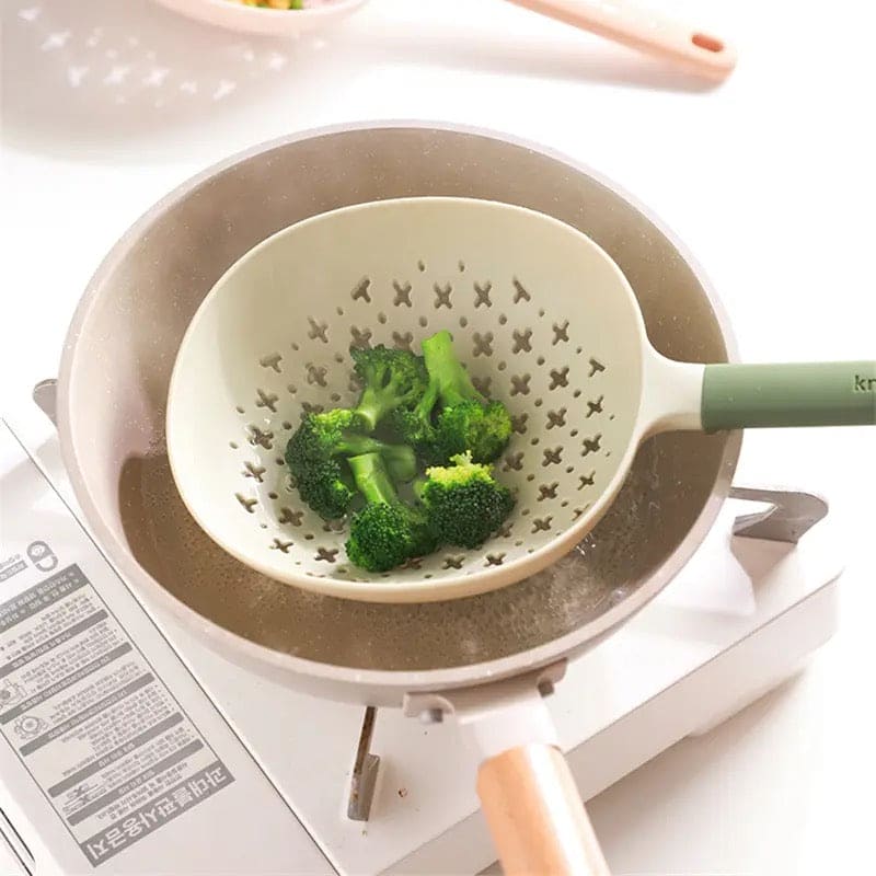 Hollow Soup Spoon, Large Leaky Spoon Filter, Silicone Portable Straining Noodle Spoon, Household Dumpling Filtering Drain Scoop, Heat Resistant Boiled Noodles Leaky Net Cooking Utensils Tool, Simple Scoop Baking Filtering Handle Spoon